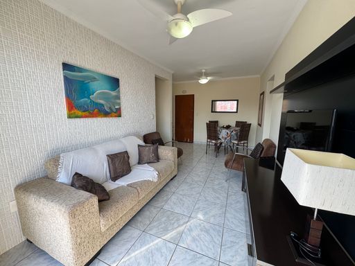 Sala bem iluminada de 2 ambientes.