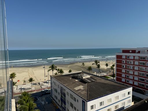 Vista para o mar da sacada envidraçada.