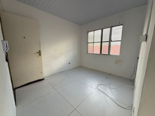 Sala espaçosa com janela grande que oferece muita iluminação natural.