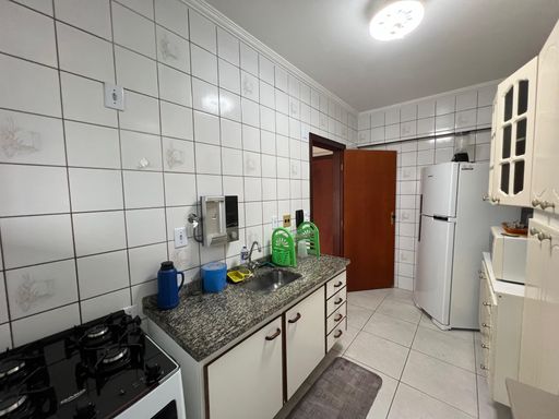 Cozinha com uma pia e gabinete.