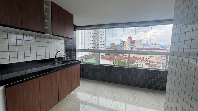 Sacada gourmet envidraçada com vista livre.