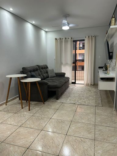 Sala ampla de 2 ambientes com uma sacada.