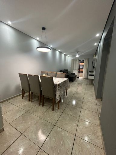 Sala ampla de 2 ambientes com uma sacada.