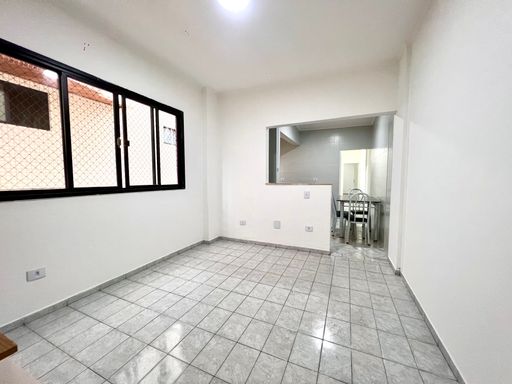 Sala espaçosa e bem iluminada.