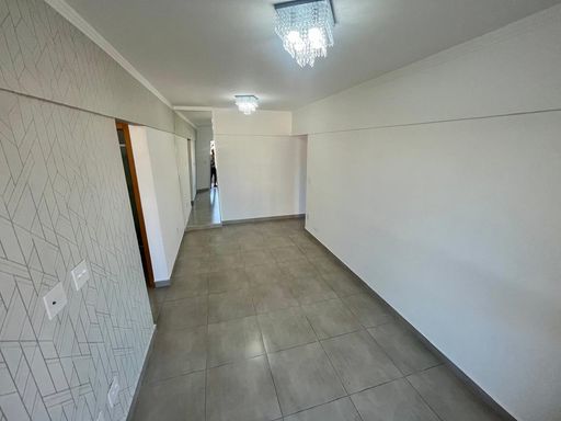 Sala ampla e bem iluminada de 2 ambientes.