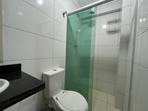 WC suíte com box de vidro.