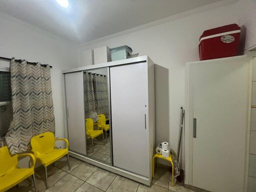 Sala living mobiliada com ventilador de teto.