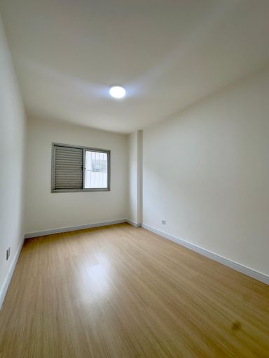 Primeiro dormitório bem iluminado.