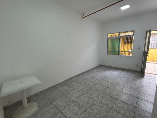 Sala living ampla e bem iluminada.