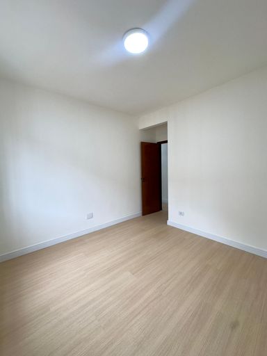 Segundo dormitório bem iluminado.