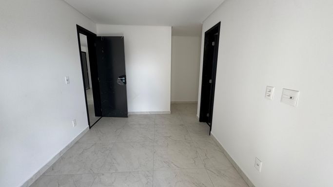 Suíte bem iluminada com uma sacada.