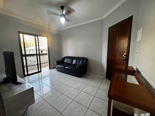 Sala espaçosa e bem iluminada com uma sacada.