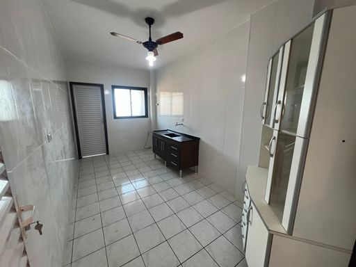 Cozinha espaçosa.