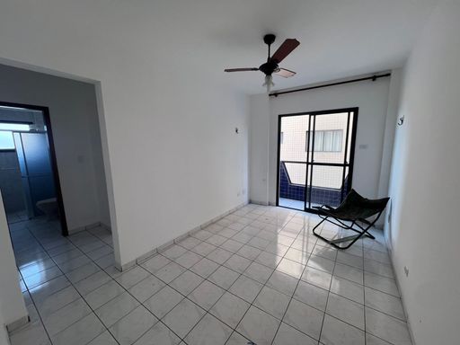 Sala bem iluminada.