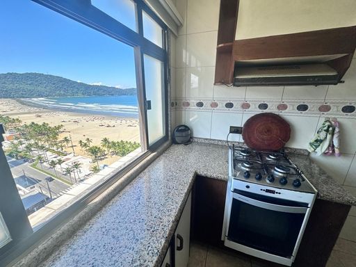 Cozinha americana com armários planejados com vista para o mar