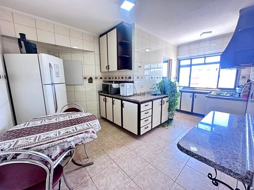 Cozinha americana com armários planejados com vista para o mar
