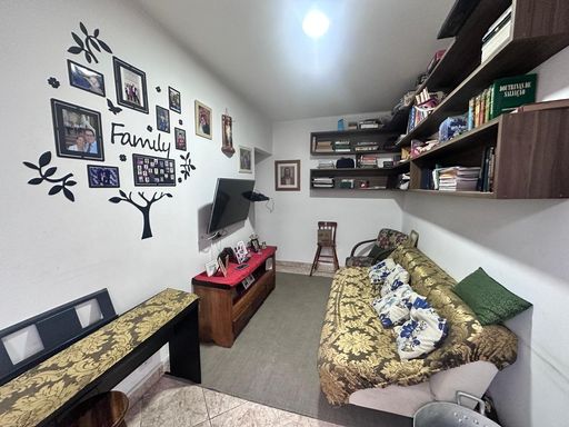 Sala espaçosa com sofá cama e nichos na parede.