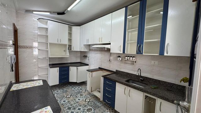 Cozinha com armários planejados.