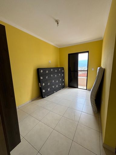 Suíte com dois colchões de casal e acesso à sacada.