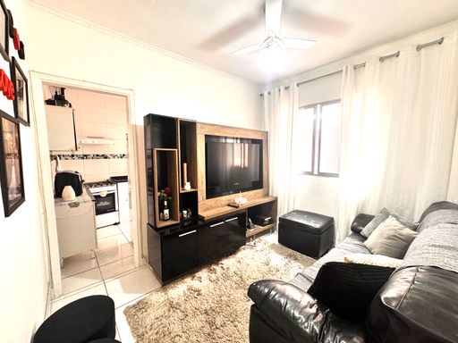 Sala com muita iluminação natural e ventilador de teto.