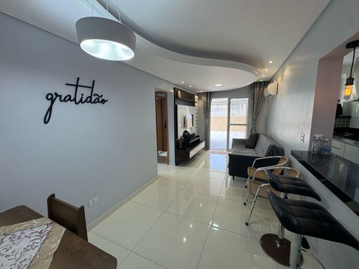 Sala ampla de 2 ambientes com teto rebaixado em gesso.