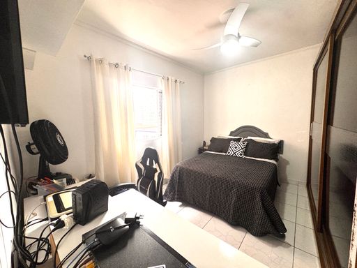 Dormitório espaçoso e muito bem iluminado com um ventilador de teto.