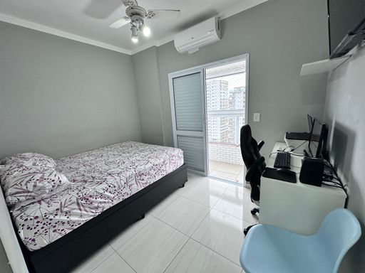 Suíte espaçosa com acesso a sacada gourmet.