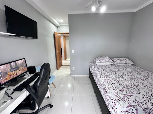 Suíte espaçosa com acesso a sacada gourmet.