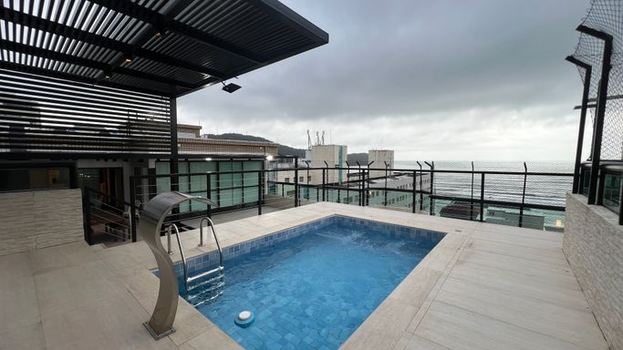 Piscina privativa com vista para o mar.