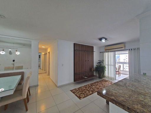 Sala ampla de 2 ambientes com ar-condicionado.