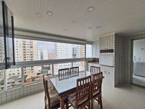 Sacada gourmet envidraçada com vista livre.