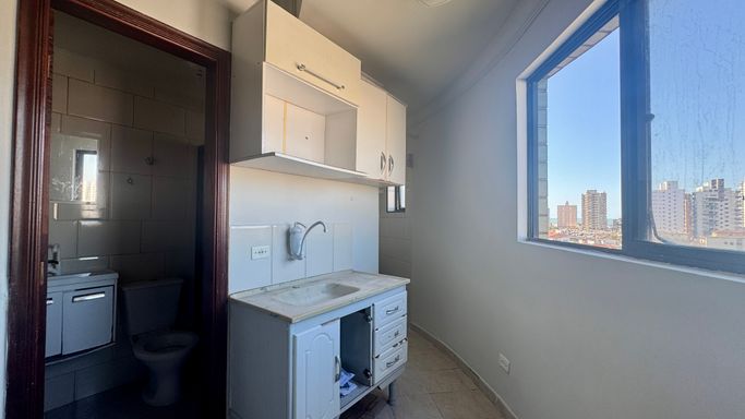 Cozinha americana bem iluminada.