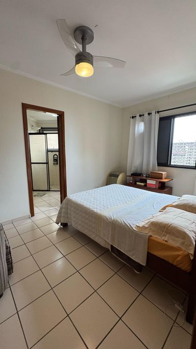 Suíte bem iluminado com 1 cama de casal e guarda-roupa.