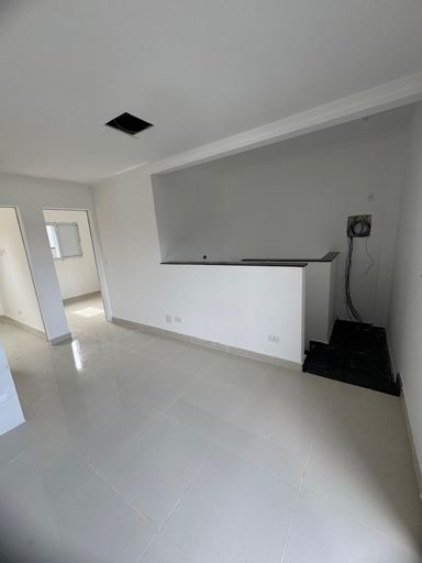 Sala e cozinha bem iluminado com acesso à sacada.