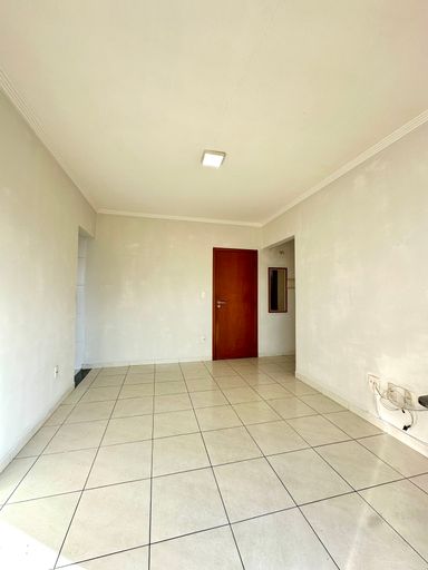 Sala ampla e bem iluminada com um ar-condicionado.