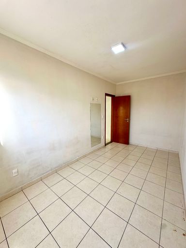 Dormitório espaçoso e bem iluminado.