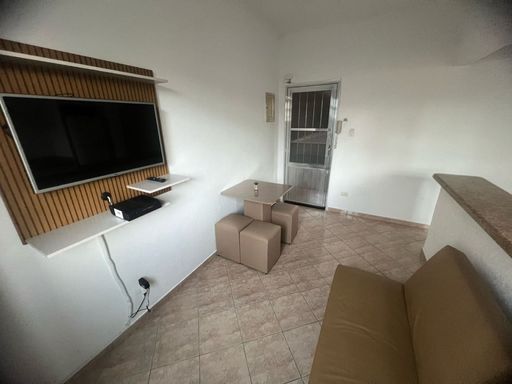 Sala mobiliada com ventilador de teto.