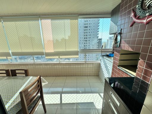 Sacada gourmet envidraçada com vista livre.