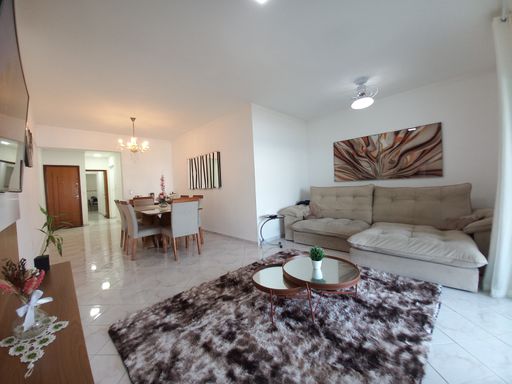 Sala ampla de dois ambientes.