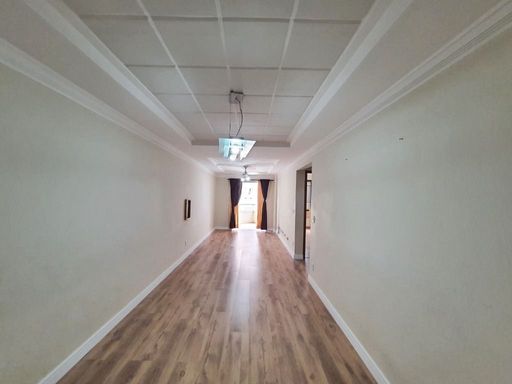 Sala ampla e bem iluminada