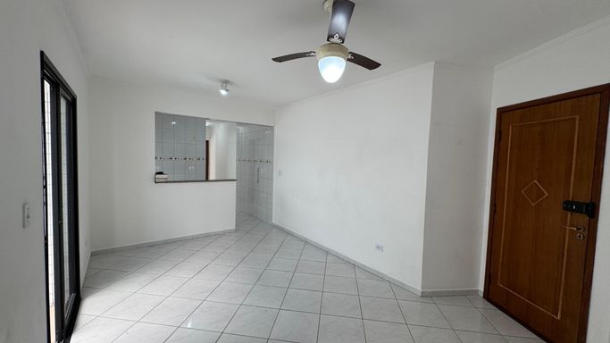 Sala ampla com muita iluminação natural e ventilador de teto.