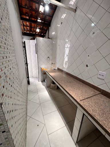 Cozinha com balcão.