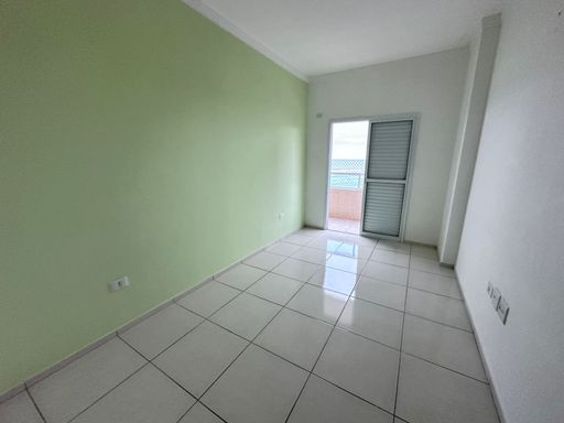 Dormitório com acesso a sacada.