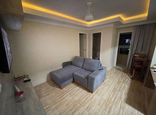 Sala espaçosa, com teto rebaixado em gesso, iluminação em LED e ventilador de teto.