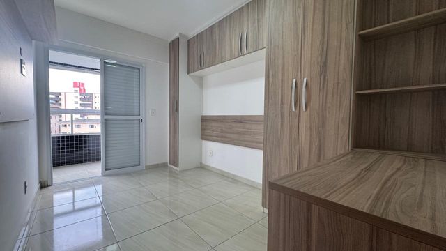 Suíte planejada com acesso a sacada gourmet.