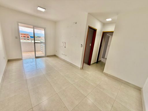 Sala bem iluminada de 2 ambientes.