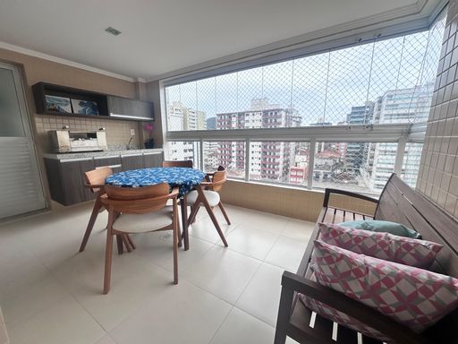 Sacada gourmet envidraçada com vista livre.