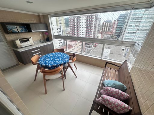 Sacada gourmet envidraçada com vista livre.