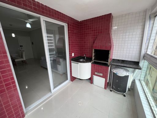 Sacada gourmet envidraçada com vista livre.