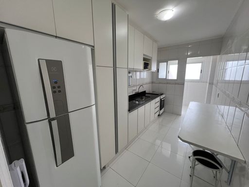 Cozinha com armários planejados.